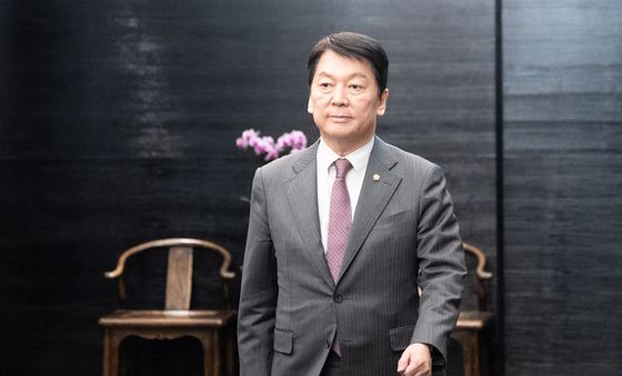 중진 오찬모임 향하는 안철수 의원