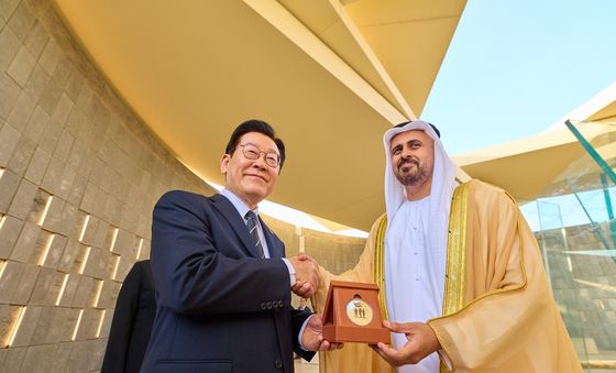 UAE 현충원 '와하트 알 카라마' 방문한 이재명 대통령