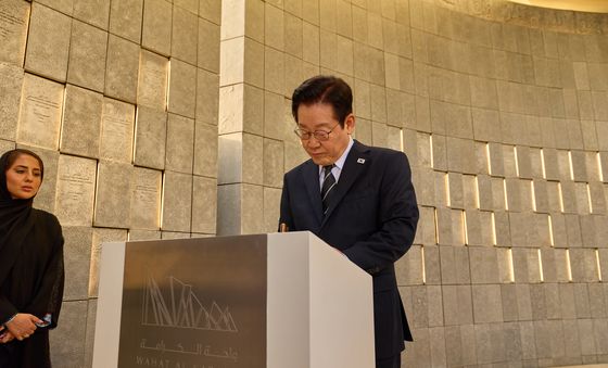 UAE 현충원 '와하트 알 카라마' 방명록 작성하는 이재명 대통령