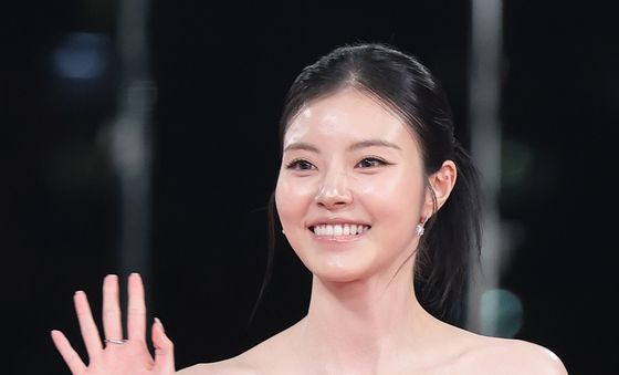 홍예지, 예쁜 손 인사