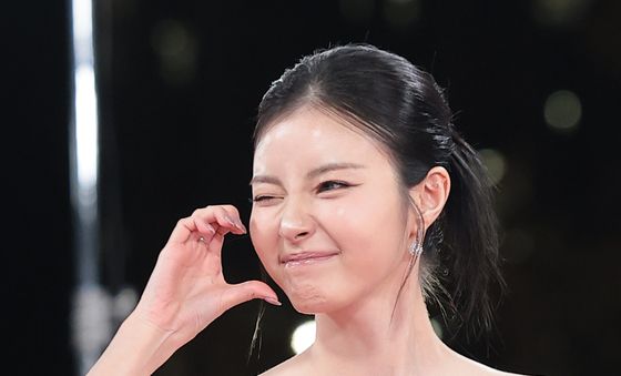 홍예지, 윙크와 볼 하트를 동시에