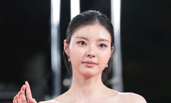 홍예지, 가냘픈 어깨라인