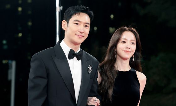 레드카펫 밟는 이제훈과 한지민