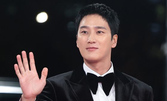 안보현, 부드러운 손 인사