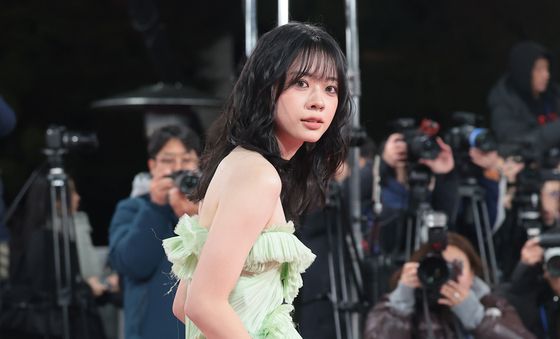 이재인, 긴 앞코 부츠가 포인트