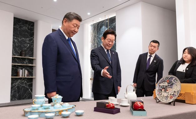 시진핑 주석에게 선물 소개하는 이재명 대통령