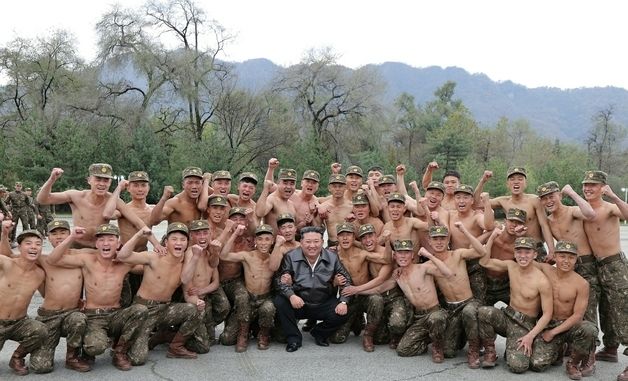 김정은, 러시아 파병 제11군단 지휘부 방문…"본보기적 귀감"