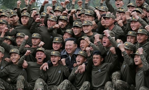 김정은, '폭풍군단' 지휘부 방문…"진짜배기 혁명가로 키워야"