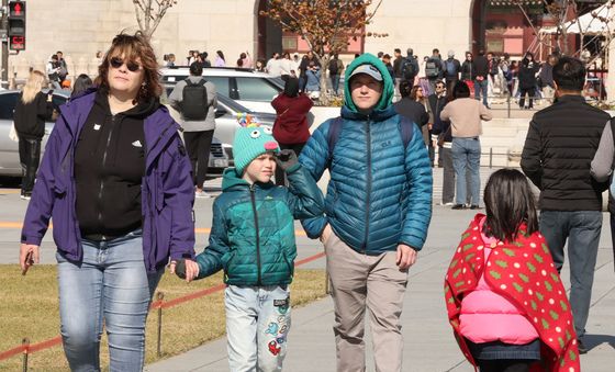 한파특보 예보, 추위 속 두꺼운 옷 차려 입은 관광객들