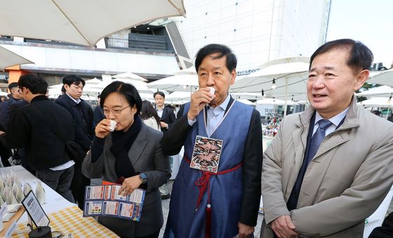 서울 소상공인 우수제품 판매전 찾은 구윤철·한성숙