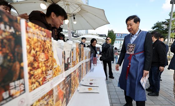 한복입고 코리아 그랜드페스티벌 현장 찾은 구윤철 부총리