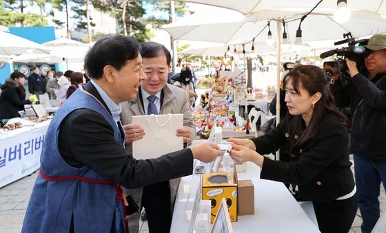 소상공인 우수제품 구매하는 구윤철 부총리