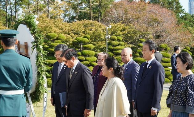 권오을 장관, 필리핀 대통령과 함께 유엔기념공원 추모