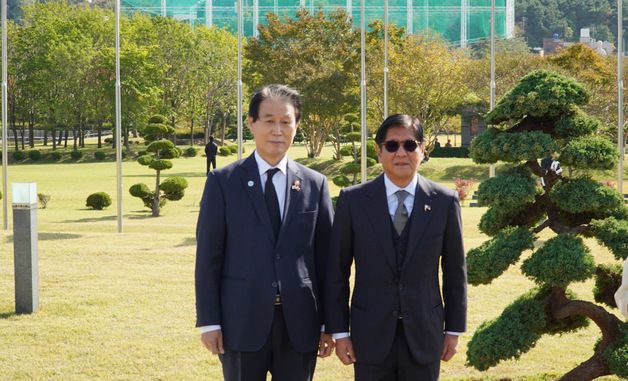 권오을 장관, 필리핀 대통령과 함께 기념촬영