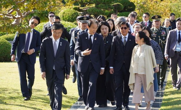 권오을 장관, 필리핀 대통령과 함께 유엔기념공원 추모