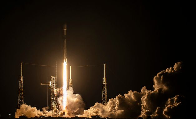 군 정찰위성 5호기 발사 성공