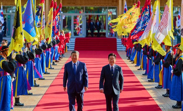 발걸음 옮기는 이재명 대통령·시진핑 주석