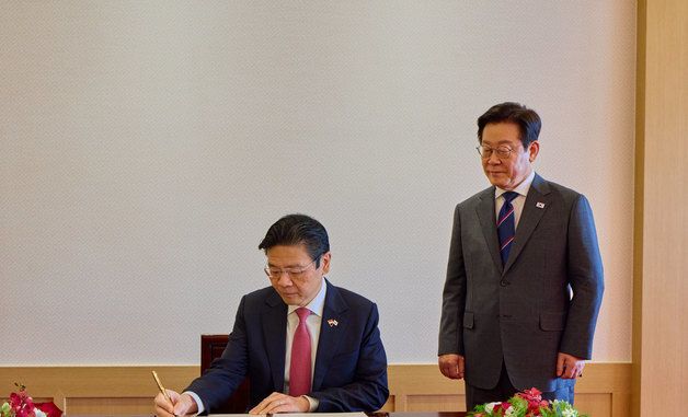 싱가포르 총리 방명록 작성 지켜보는 이재명 대통령