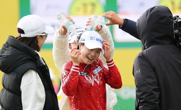 우승 축하 물세례 받는 고지원