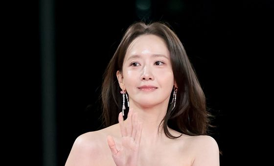 윤아, 보호본능 일으키는 가냘픈 어깨라인