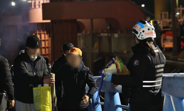 안도의 한숨 내쉬는 탑승객들