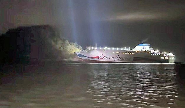 신안군 해상에 좌초된 여객선