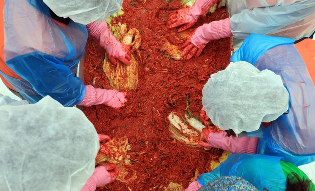 맛있게 만들어지는 김치