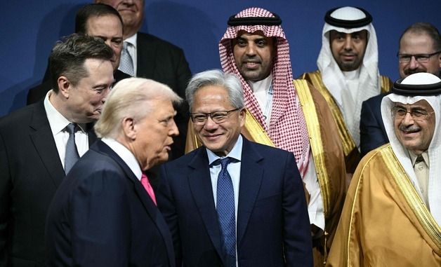 환하게 웃는 젠슨 황