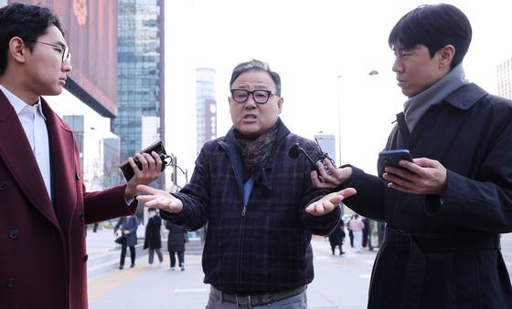 취재진 질문에 답하는 서성빈 드론돔 대표