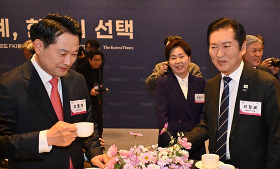 대화 나누는 정청래 민주당 대표와 장동혁 국민의힘 대표