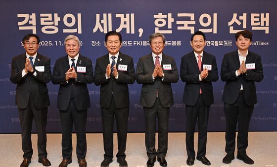 기념 촬영하는 참석자들