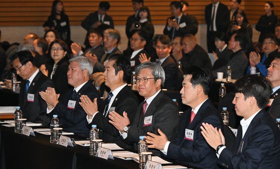 손뼉치는 여야 대표