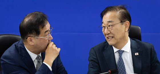 논의하는 맹성규 국토교통위원장과 김윤덕 장관