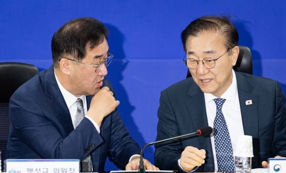 대화 나누는 맹성규·김윤덕