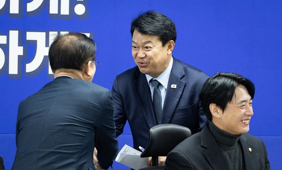 김윤덕 장관과 인사하는 복기왕 간사