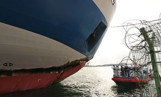 좌초 부위 사진 찍는 합동감식반