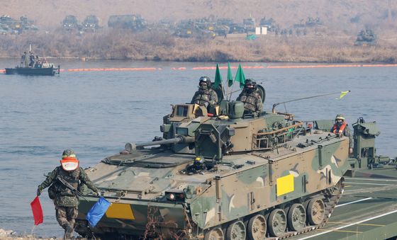 수룡 이용해 남한강 건너는 K-21 장갑차