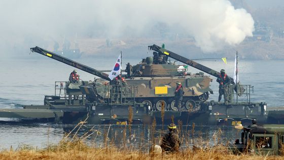 K-21 장갑차 싣고 남한강 도하하는 수룡