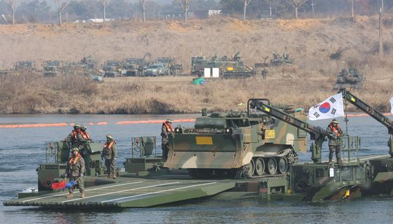 수룡 이용해 남한강 건너는 전투장갑도자