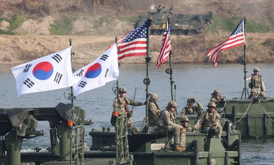 韓·美 연합 도하훈련…부교 설치 시작