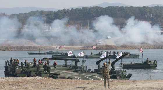 부교 가설하는 한미 장병들