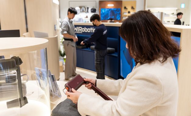 현대백화점 목동점에서 '윔 S' 제품 직접 살펴보는 고객들