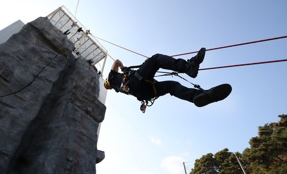 로프 타고 구조대상자 곁으로