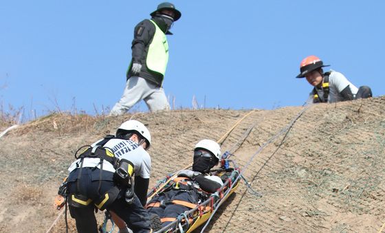 로프 이용한 비탈면 구조