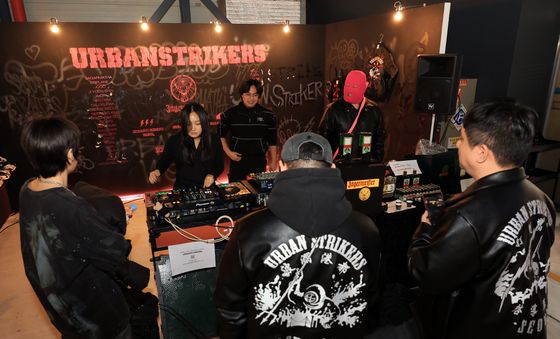 디제잉과 함께 즐기는 아티스트 전시