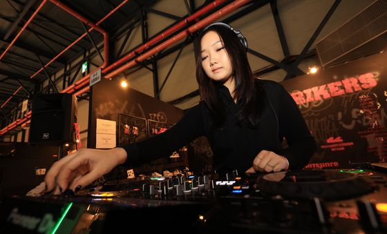 업라이징 페스타에서 선보이는 디제잉