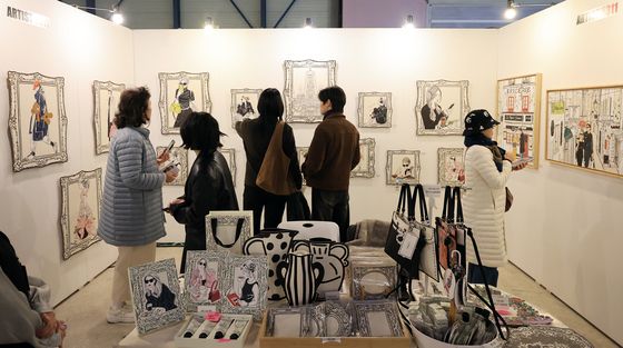 전시작품 살펴보는 관람객들