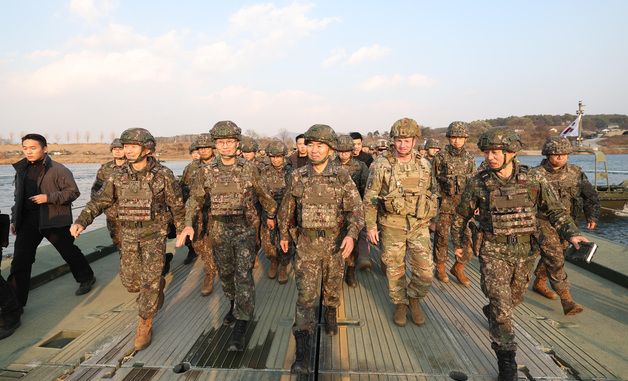 부교 건너는 진영승 합참의장