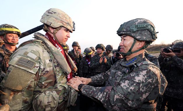미군 격려하는 진영승 합참의장