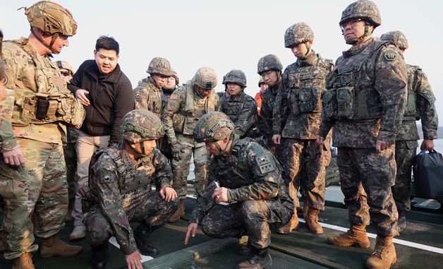 부교 점검하는 진영승 합참의장